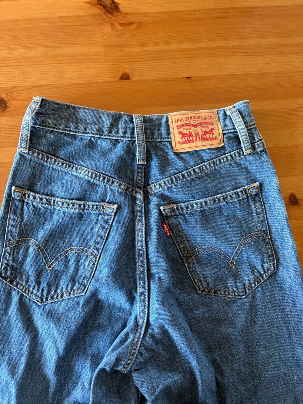 Levi's High Waisted Straight Leg Medium Wash Blue Jeans Size 24 - Picture 7 of 12